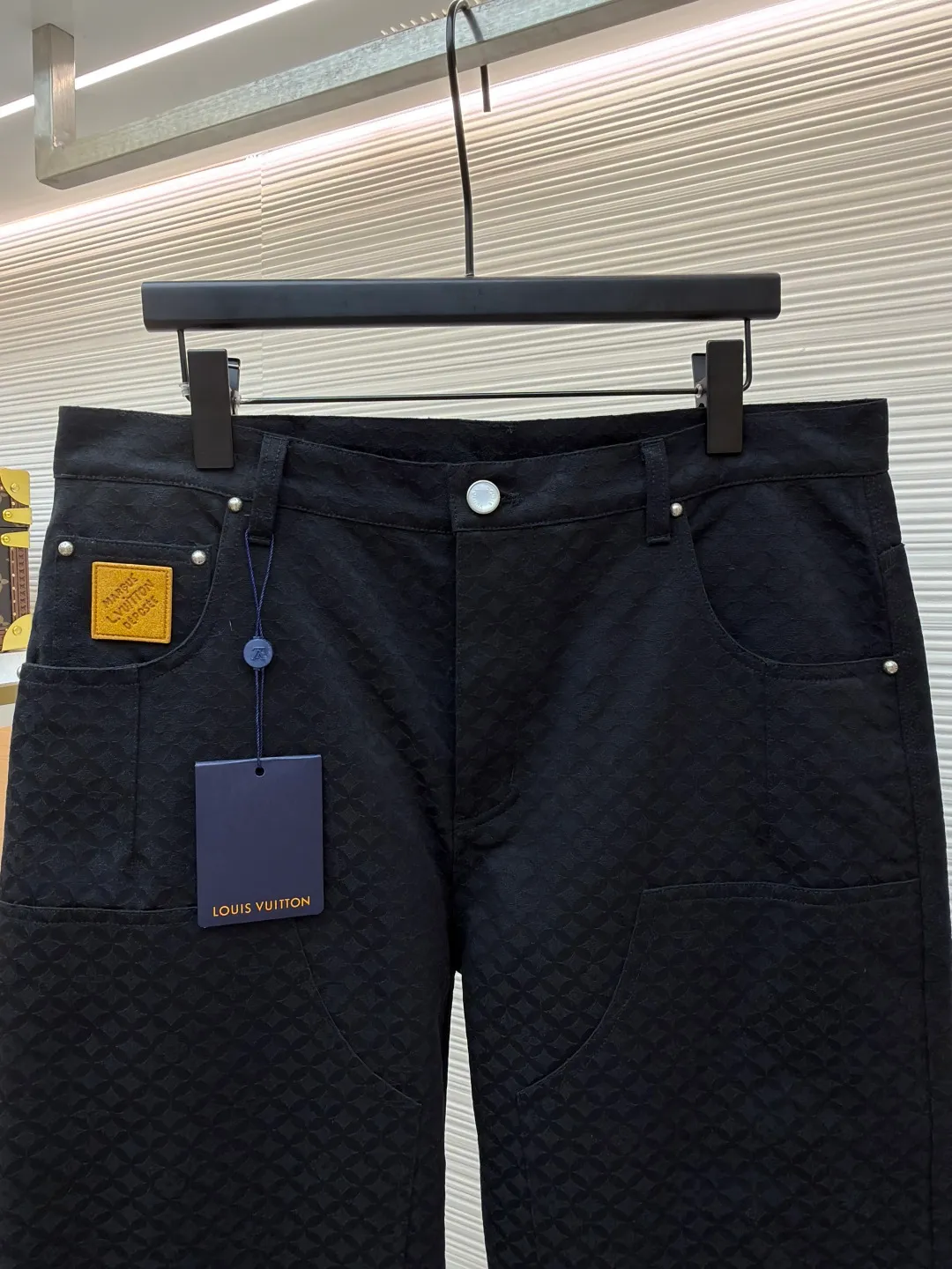 LOUIS VUITTON cotton overalls ●Article number: 1681528-B15 ●Material: cotton jacquard fabric ●Technology: jacquard production ●Color: black ●Version: fitted version ●Weight: about 800 grams ●Size: S-M-L-XL ●Description: This cotton overalls presents the Dandy Monogram jacquard texture from the 2025 autumn and winter show, injecting rich texture into the casual silhouette. The pockets and patchwork of the jeans are rich in details, and the pearlescent buttons illustrate the dandy style. They can be paired with the same jacket to create a casual and elegant look. Body: 100% cotton Lining: 100% cotton All-over logo jacquard Pearlescent button closure at front. Classic 5-pocket denim cut with studded rear label. The overall wiring is straight and delicate, the fabric is comfortable and soft, and the color is consistent without color difference. It can be matched with the same style to create a fashionable look and control various occasions. Customized accessories, complete with three standards, same style for men and women!